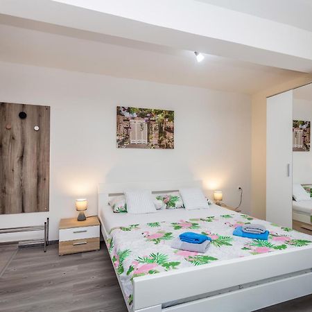 Apartmani Tena Njivice Exterior foto