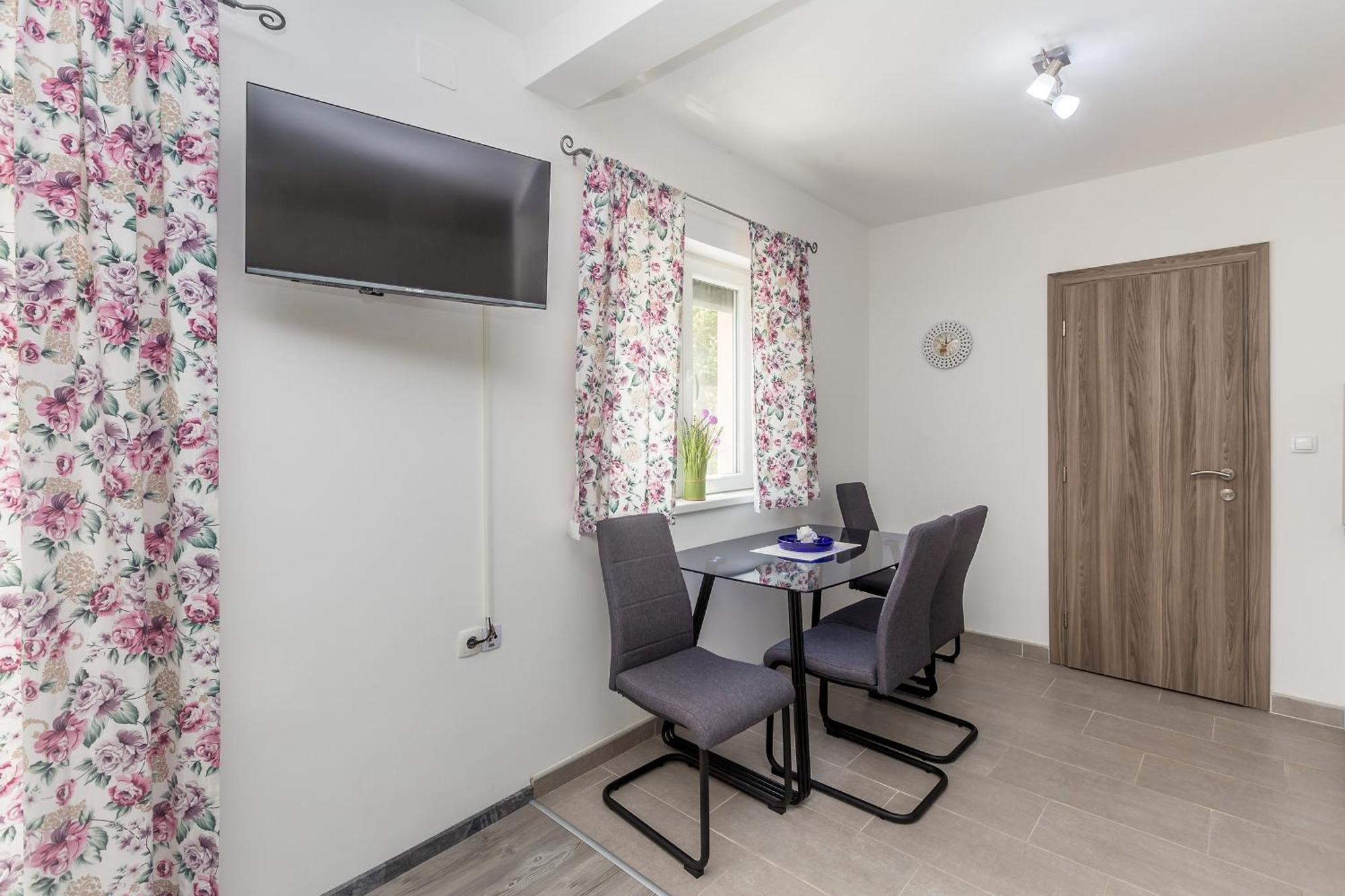 Apartmani Tena Njivice Exterior foto